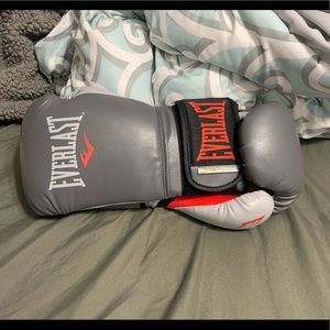 BRAND NEW boxing gloves 16oz
